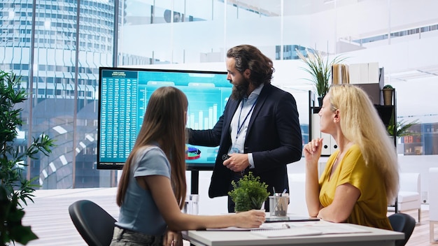 Люди обсуждают стратегию инвестиций